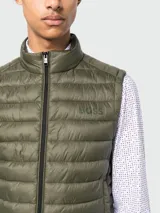 Chaleco verde militar plegable con cierre frontal y logo tonal de la marca Boss.