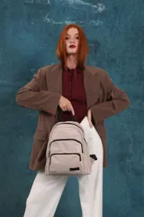 Mochila urbana de diseño funcional, color negro, confeccionada en nylon impermeable. Cuenta con un compartimento principal amplio, un bolsillo frontal adicional con cierre y correas ajustables con detalle de marca.