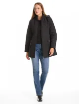 Campera capitoneada de largo midi en color bordó, con diseño de rombos en el cuerpo y mangas, y costuras diagonales en los laterales. Cuenta con cierre frontal, capucha desmontable con interior suave y panel entallado en la cintura.