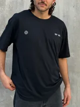 Remera negra oversize con cuello redondo y estampado pequeño en el pecho.
