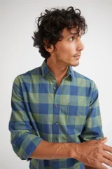 Camisa de viyela a cuadros color ladrillo, azul y blanco, de corte slim fit, manga larga, con bolsillo en el pecho y logo bordado.