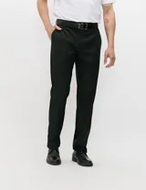 Ambo semi slim de color negro, compuesto por un saco estructurado de dos botones con solapa de muesca tradicional y un pantalón de corte contemporáneo.