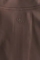 Campera deportiva marrón con cierre frontal y cuello alto, confeccionada en tejido SoftMove. Cuenta con mangas largas que incluyen abertura para el pulgar.