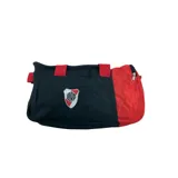 Bolso deportivo de entrenamiento color negro y rojo, con el escudo oficial de River Plate en el frente. Cuenta con compartimento principal amplio, bolsillo lateral con cierre y asas de mano rojas.