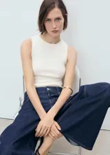 Top sin mangas de tejido de punto fino, con cuello redondo y diseño entallado al cuerpo.