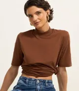 Remera color marrón de algodón, con cuello alto y mangas cortas.