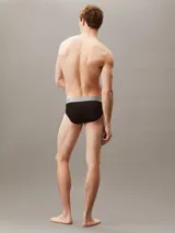 Pack de tres slips de microfibra suave con tecnología que absorbe la humedad. Presentan un diseño de talle medio con cintura elástica distintiva de la marca.
