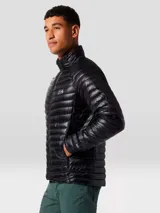 Campera puffer ultraligera de plumas, color negro, con diseño de deflectores horizontales, cuello alto y cierre frontal completo. Cuenta con bolsillos laterales con cierre y puños con ribete elástico.