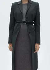 Vestido midi de tejido de punto con cuello barco y manga larga, de diseño entallado.