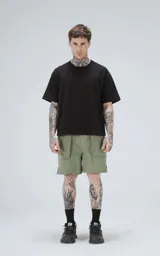 Bermuda técnica color verde militar, de calce oversize, confeccionada en poliéster liviano. Posee cintura elástica con cinturón de hebilla, cinco bolsillos, incluyendo dos bolsillos cargo con tapa en los laterales.