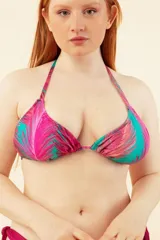 Top de bikini triangular estampado con tiras para atar en cuello y espalda. Sin relleno ni aro. Confeccionado con tela que contiene fibra LYCRA® XTRA LIFE™.