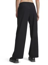 Pantalón deportivo Under Armour modelo Rival Woven, de color negro, corte holgado y diseño de pierna recta. Cuenta con cintura elástica con cordón interno, bolsillos laterales abiertos y el logo de la marca estampado en blanco en la pierna izquierda.