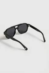 Lentes de sol estilo aviador con armazón negro de policarbonato y cristales marrones degradados con protección UV400.
