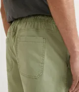 Bermuda masculina color gris claro, de sarga con efecto jaspeado, cintura elástica ajustable con cordón, bolsillos laterales y traseros, y etiqueta en la barra.