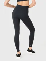 Calza deportiva larga negra, con bolsillos laterales y cintura alta.