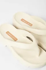 Sandalias tipo ojotas color rosa con plataforma y suela track.