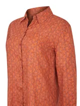 Blusa de lino orgánico color vino con estampado geométrico, manga larga, cuello camisero, cierre frontal de botones y un bolsillo superior.