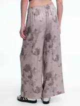 Pantalón de corte amplio y recto, confeccionado en lyocell con estampado orgánico efecto lavado en tonos beige y gris. Presenta tiro alto con cintura elastizada y bolsillos laterales.