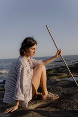 Sandalias bajas color beige con tiras de cuero entretejidas.