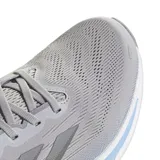 Championes de running Adidas Supernova Rise 2, color gris con detalles en celeste y amarillo. Incorporan mediasuela Dreamstrike+ y sistema Support Rods. Reconocidas por la American Podiatric Medical Association.