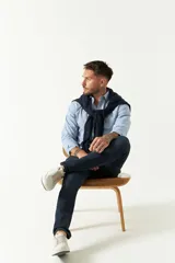 Camisa de manga larga para hombre, color azul claro con microestampado de cuadros. Presenta un corte slim y cuello abotonado.