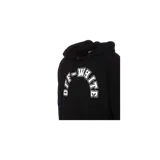 Hoodie Off-White de color negro con capucha con cordón ajustable, bolsillo frontal tipo canguro y estampado gráfico del logo en el pecho en tono blanco con diseño universitario.