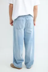 Jean de corte relajado y tiro medio, confeccionado en denim de algodón. Presenta pierna ancha, diseño de cinco bolsillos y un lavado claro con efecto vintage.