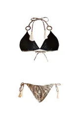 Bikini de dos piezas con estampado tropical en tonos beige, marrón y verde, confeccionado con poliéster reciclado y elastano. Incluye corpiño triangular con aros decorativos de madera y tiras con borlas, y bombacha vedetina con tiras laterales ajustables terminadas en borlas.