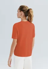 Camiseta verde de algodón de corte recto y mangas cortas.