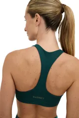 Top deportivo verde inglés con escote medio redondeado y espalda deportiva.