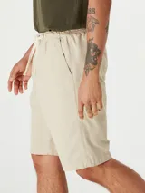 Bermuda de corte recto en color negro, confeccionada en tejido de algodón, con cierre frontal y bolsillos laterales.