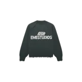 Sweater de punto de manga larga color verde oscuro, con cuello redondo y detalles desgastados en el dobladillo y los puños. Presenta el logotipo y el nombre de la marca 'EMESTUDIOS' en blanco en la espalda.