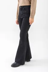 Jean de mujer color negro, tiro alto, de corte recto y largo completo.