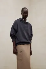 Hoodie de felpa de algodón de corte relajado, con capucha ajustable con cordón, hombros caídos y puños y bajo acanalados.