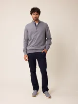 Pantalon tipo chino de corte recto, color azul marino, con cierre de boton y cremallera, bolsillos laterales y traseros.