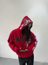 Campera reversible con cierre frontal, confeccionada en algodón de alto gramaje con estampa plastisol y bordado con aplique en un lado, y tela polar de pelo largo en el reverso. Presenta diseño oversize, capucha integrada y puños acanalados.