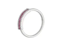 Anillo de plata 925, medio sin fin, decorado con una hilera central de circonias corte baguette en color fucsia, flanqueada por pequeñas circonias blancas.
