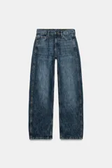Jeans de tiro medio confeccionados en denim con efecto lavado, diseño de pernera curva y corte recto. Cuenta con cinco bolsillos, trabillas en la cintura y cierre frontal con cremallera y botón metálico.
