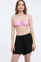 Short negro de tela ligera con textura, cintura elástica y cordón ajustable.
