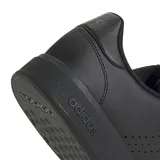 Championes urbanos Adidas Advantage Base 2.0, color negro, con diseño minimalista inspirado en el tenis. Presentan perforaciones laterales que forman las tres bandas características de la marca y suela de goma al tono.