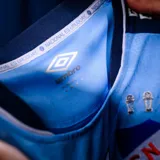 Camiseta de fútbol Umbro del Club Nacional de Football, edición especial celeste 2026. Diseño en color celeste con detalles en azul marino y blanco, con tejido jacquard inspirado en los 19 departamentos de Uruguay. Incluye el escudo del club, logo de Umbro, sponsors y emblemas oficiales en el frente.