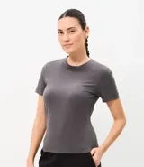 Remera básica Cortelle de ribana, color marrón, con mangas cortas y cuello redondo ajustado.