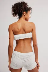 Top bandeau de tejido texturado marrón con escote recto y detalle de volados fruncidos.