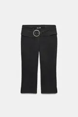 Pantalón capri de tiro medio confeccionado en tejido elástico, con cintura elástica y detalle de cinturón integrado con hebilla metálica circular. Presenta aberturas en el bajo.
