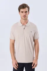 Remera polo de manga corta en color azul melange, con cuello camisero, cierre frontal de dos botones y pequeño bordado en el pecho.