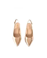 Zapatos de tacón color dorado metalizado, con punta fina y taco cuadrado de 7 cm. Tienen una tira trasera con hebilla para ajuste.