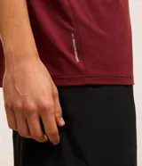 Remera deportiva de manga corta con cuello redondo, confeccionada en tejido técnico con tecnología Dry para mayor transpirabilidad y evaporación del sudor. Presenta un diseño básico con detalles reflectantes.