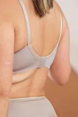 Soutien color piel sin costuras, con copa moldeada y aro. Confeccionado con tela que contiene fibra LYCRA® reforzada, de toque suave. Breteles elásticos regulables.