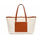 Bolso tipo tote bag color beige con detalles y bolsillo frontal de cuero sintético marrón, doble asa superior y costuras pespunteadas en contraste.