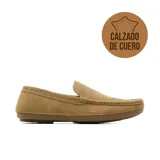 Mocasines de gamuza color tostado, con costuras visibles decorativas y suela plana marrón.